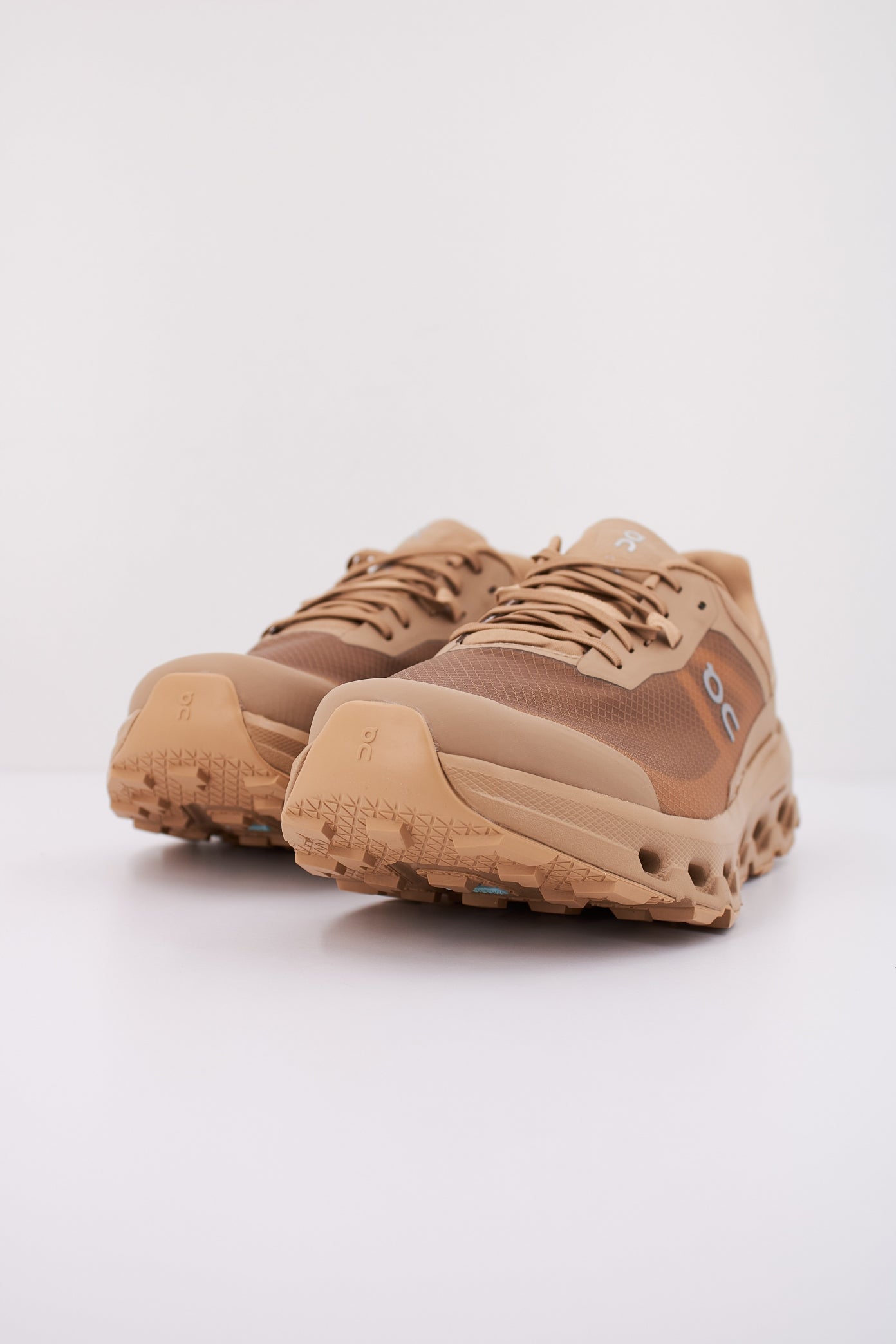 ON RUNNING CLOUDVISTA  en color DUNE  (2)
