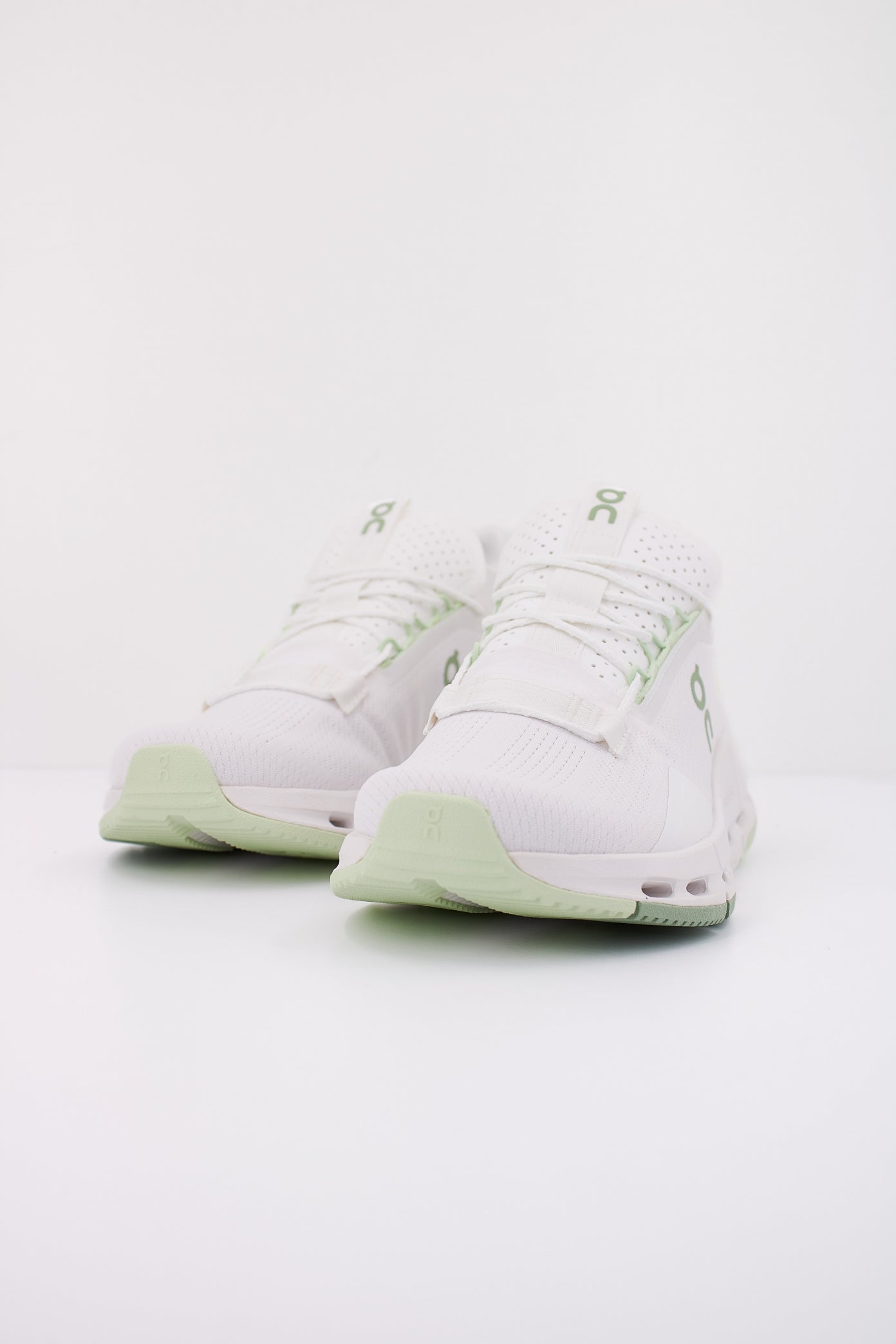ON RUNNING CLOUDNOVA  en color SAGE  (2)