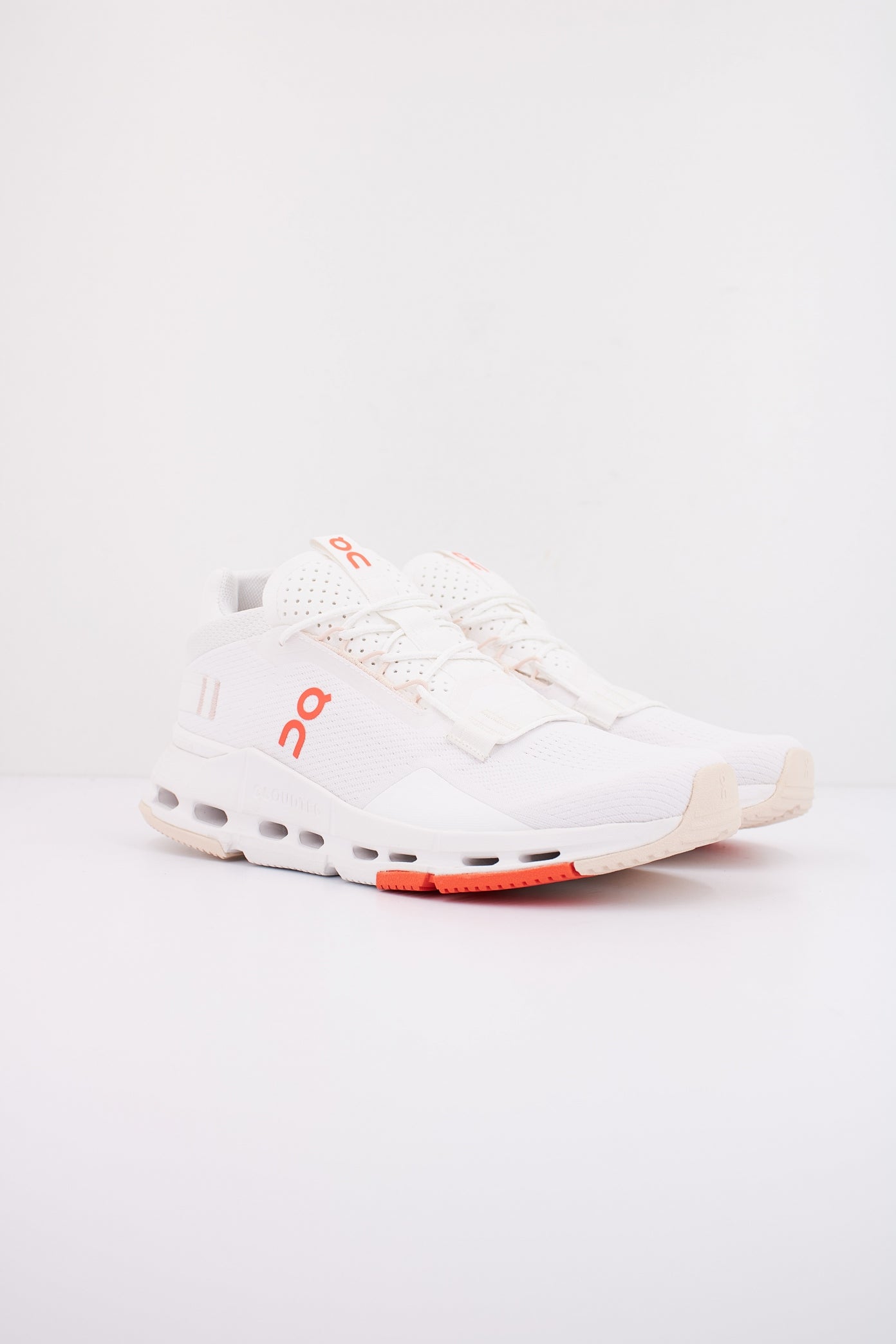 ON RUNNING CLOUDNOVA  en color WHITE  (2)
