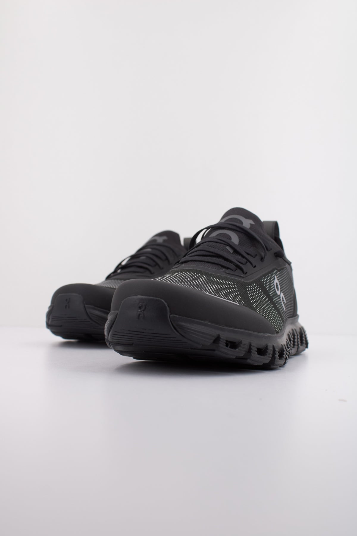 ON RUNNING CLOUD  VERSA en color BLACK  (2)