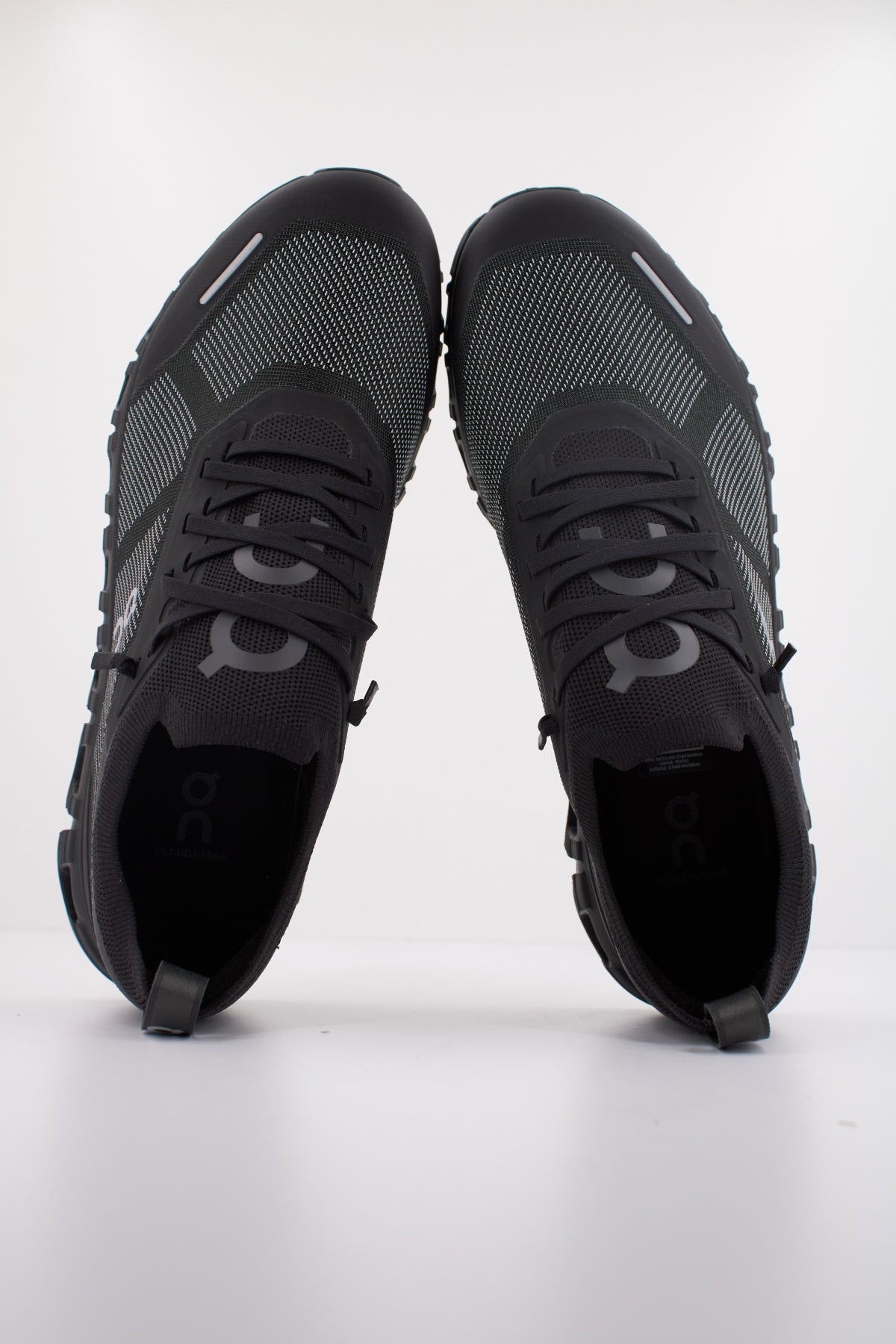 ON RUNNING CLOUD  VERSA en color BLACK  (3)