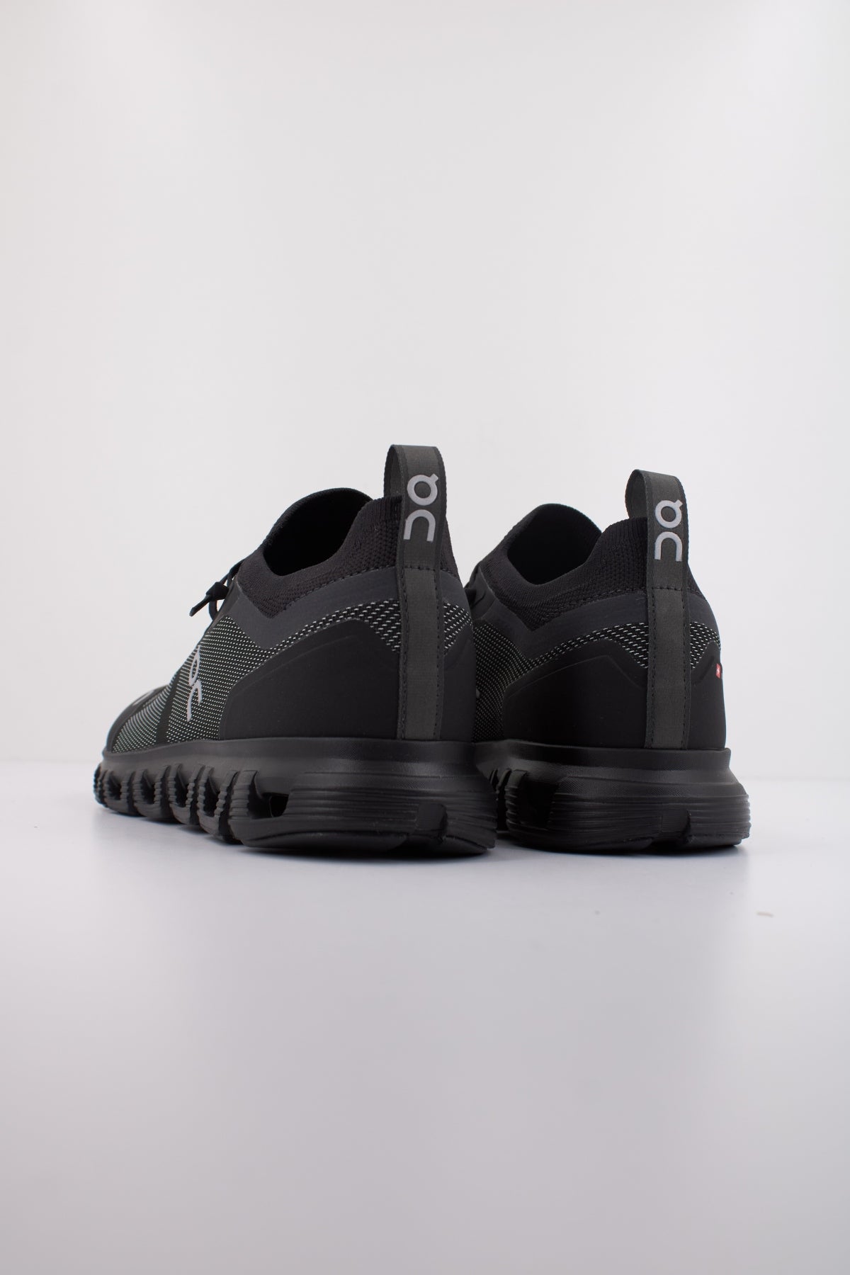 ON RUNNING CLOUD  VERSA en color BLACK  (4)