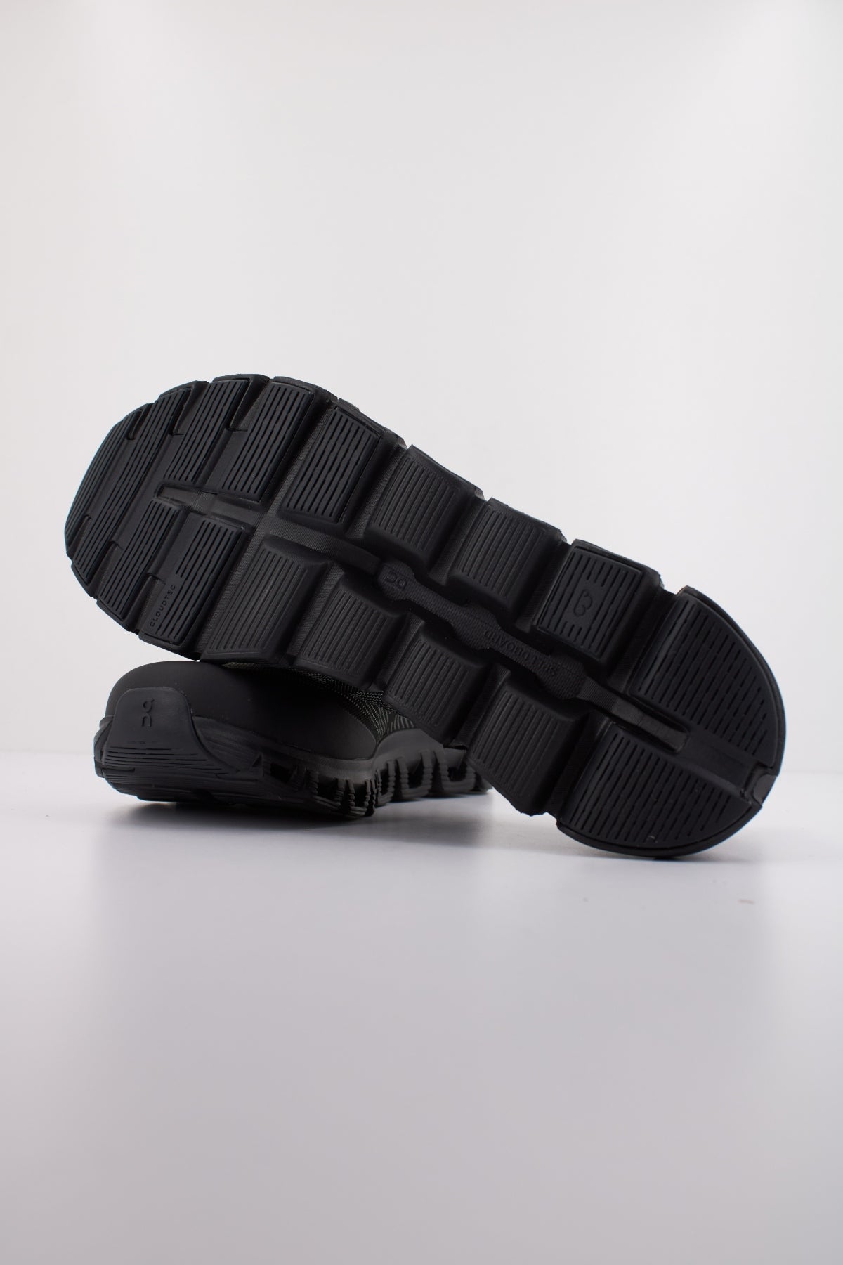 ON RUNNING CLOUD  VERSA en color BLACK  (5)