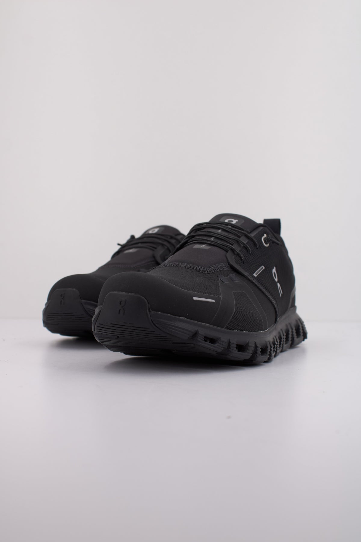 ON RUNNING  CLOUD  WP  en color BLACK  (2)