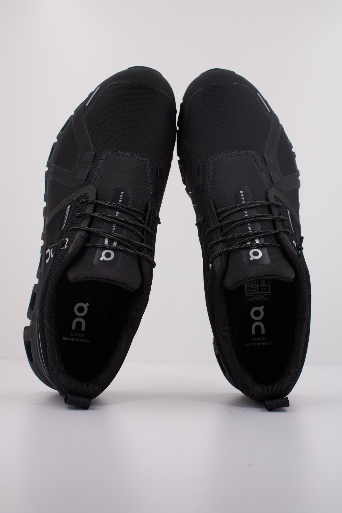 ON RUNNING  CLOUD  WP  en color BLACK  (3)