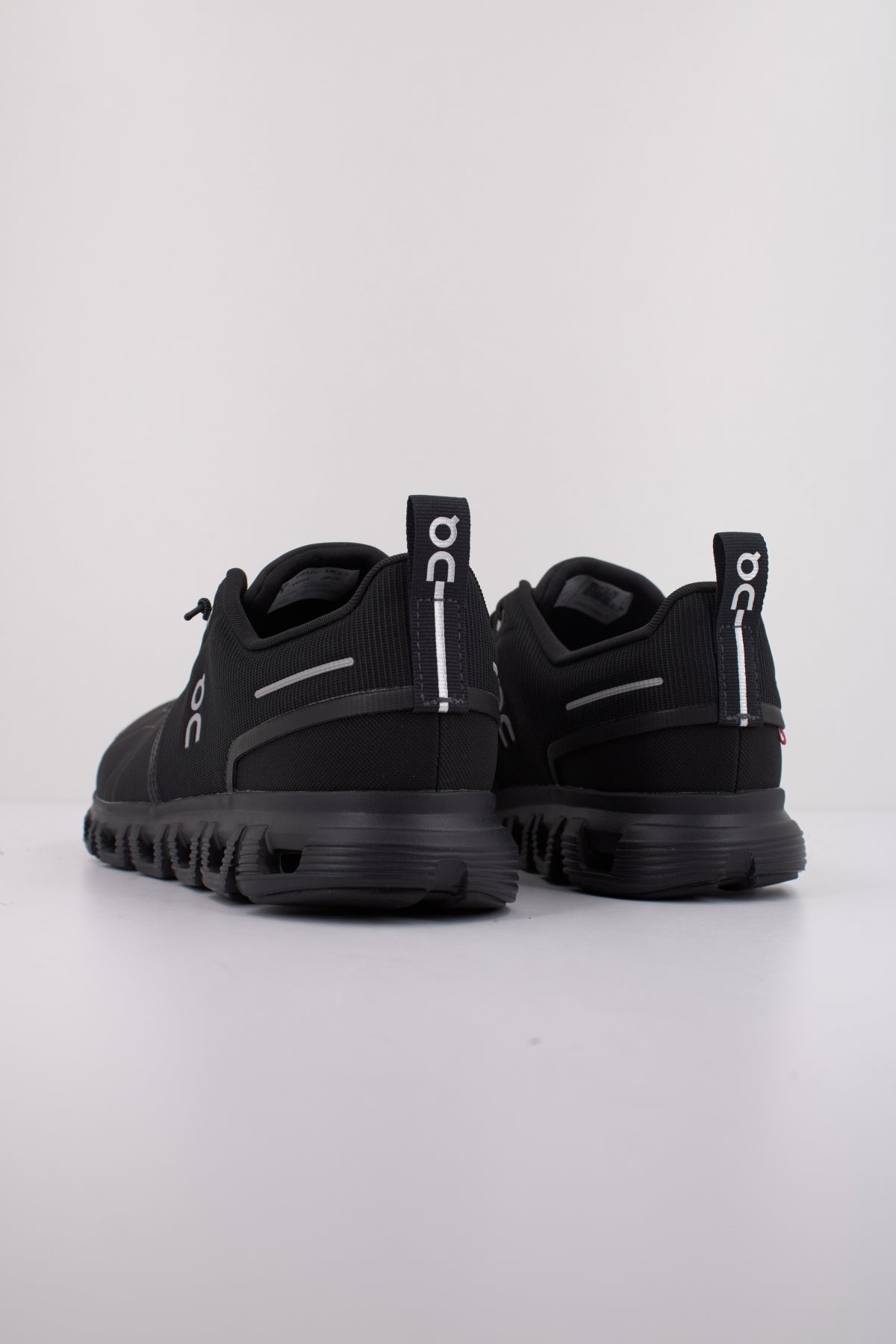 ON RUNNING  CLOUD  WP  en color BLACK  (4)