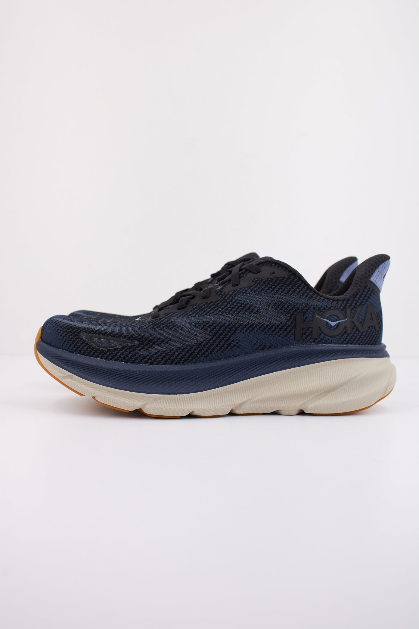 HOKA CLIFTON  en color BYN  (1)