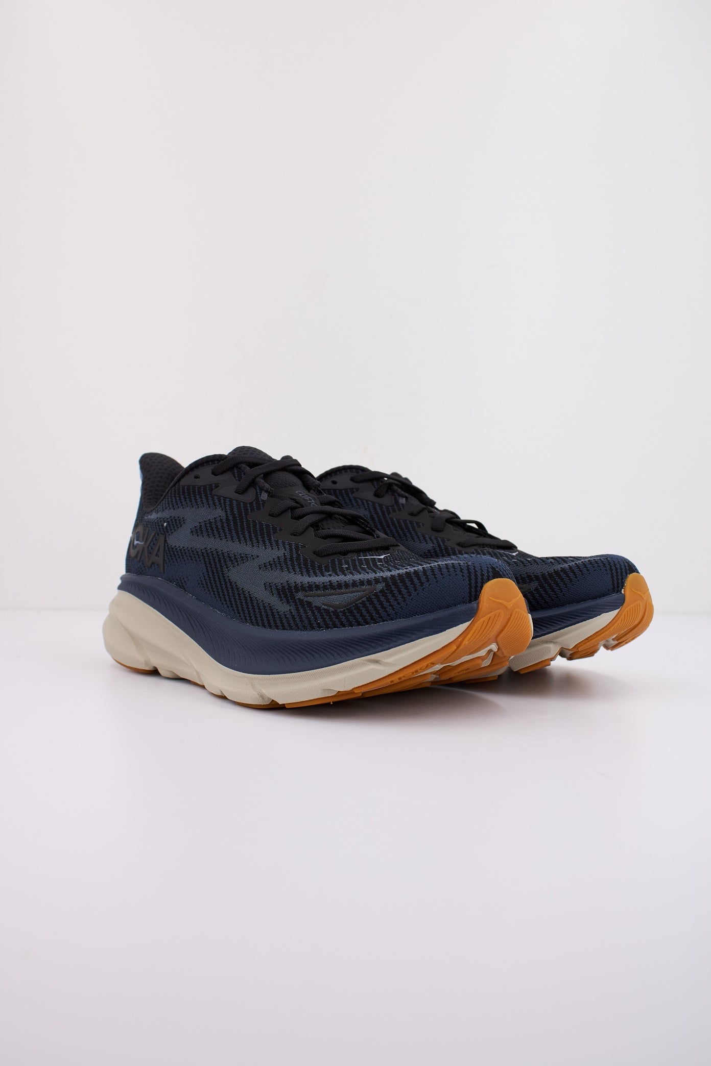 HOKA CLIFTON  en color BYN  (2)
