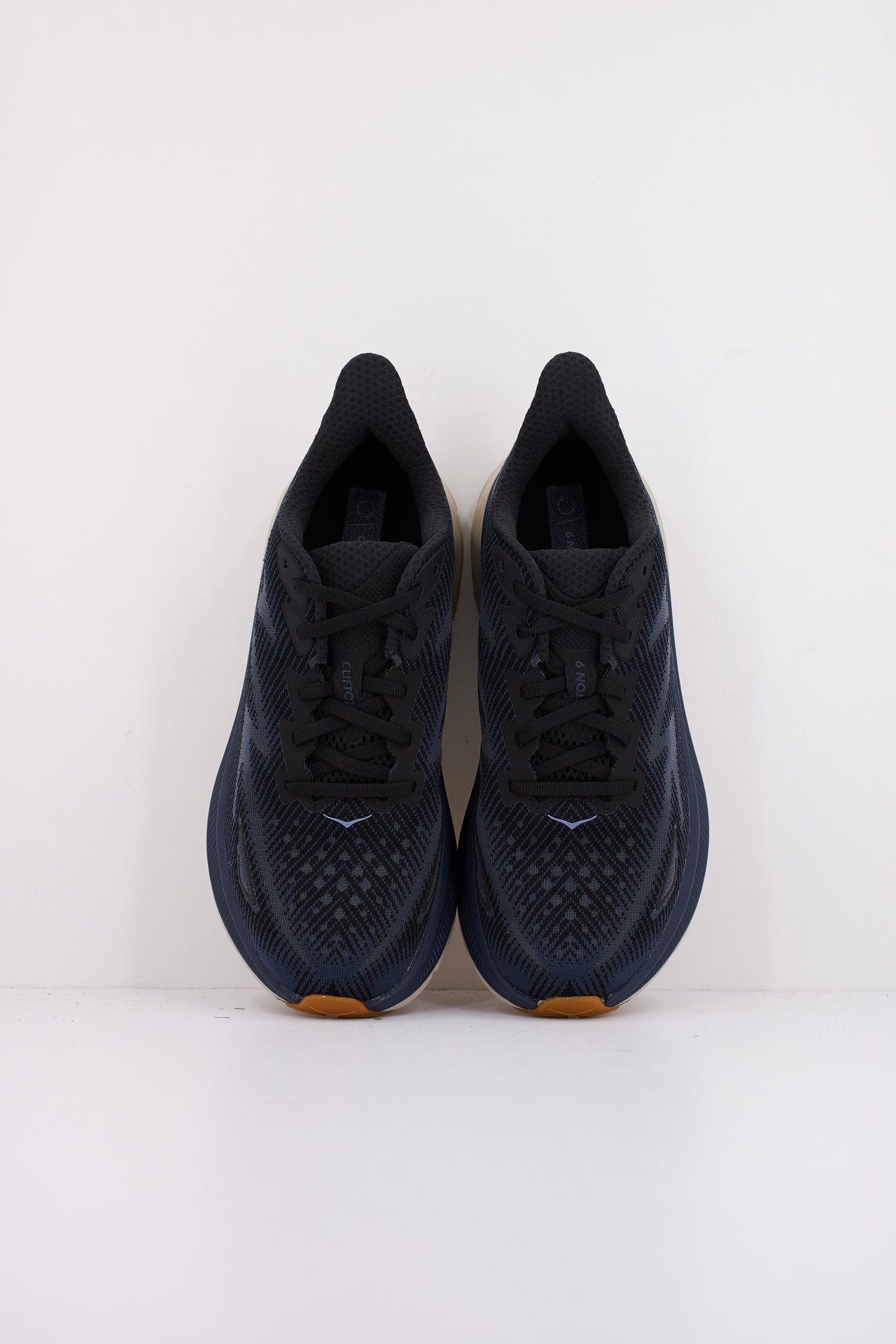 HOKA CLIFTON  en color BYN  (3)