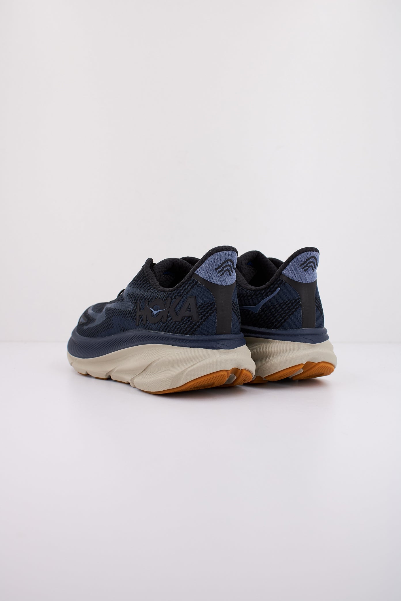 HOKA CLIFTON  en color BYN  (4)
