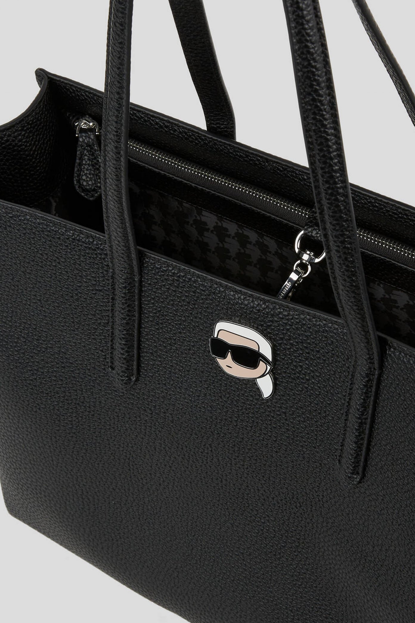 KARL LAGERFELD  IKON PEBBLE LG TOTE en color BLACK  (3)
