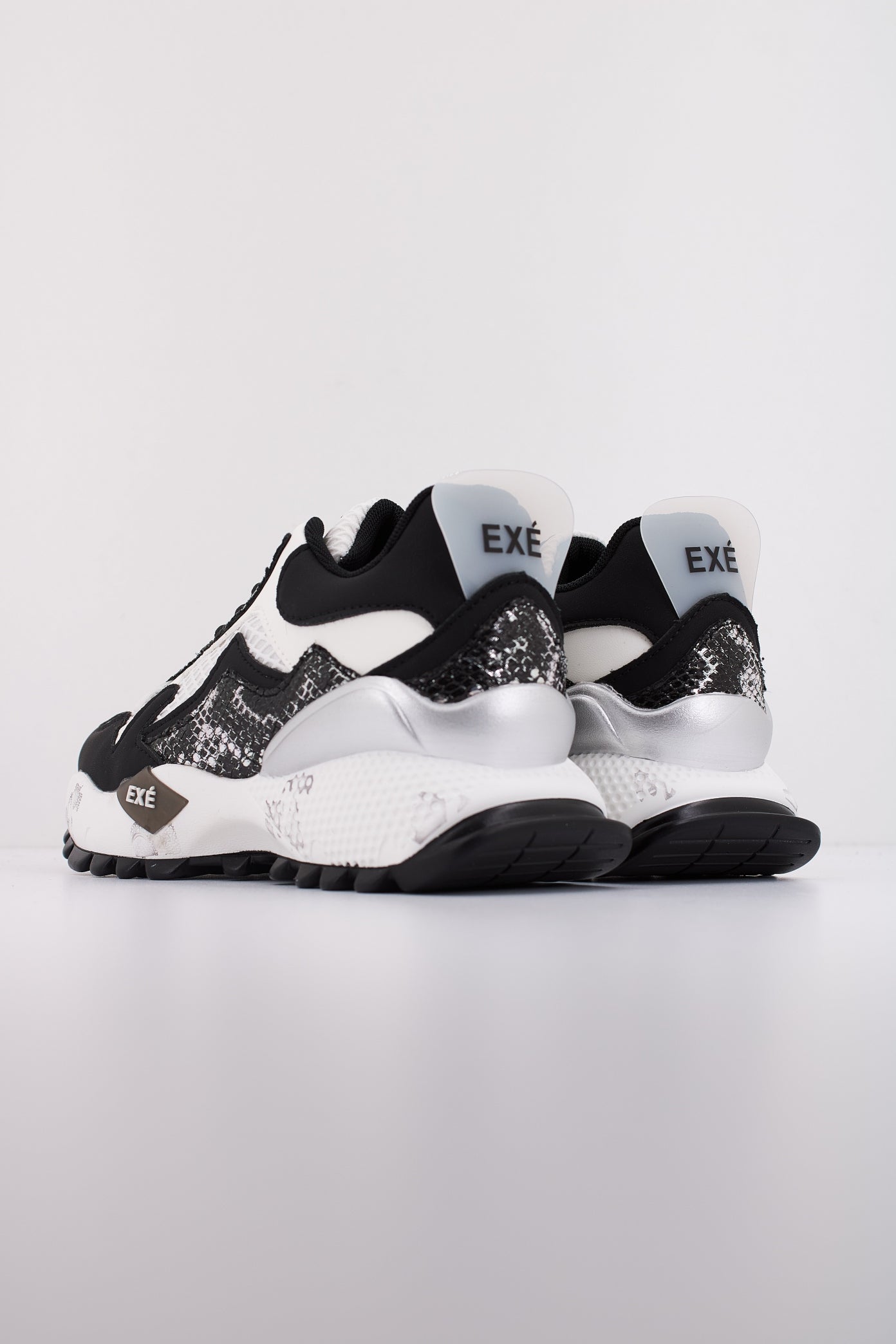 EXÉ D E en color BLKWHT  (4)