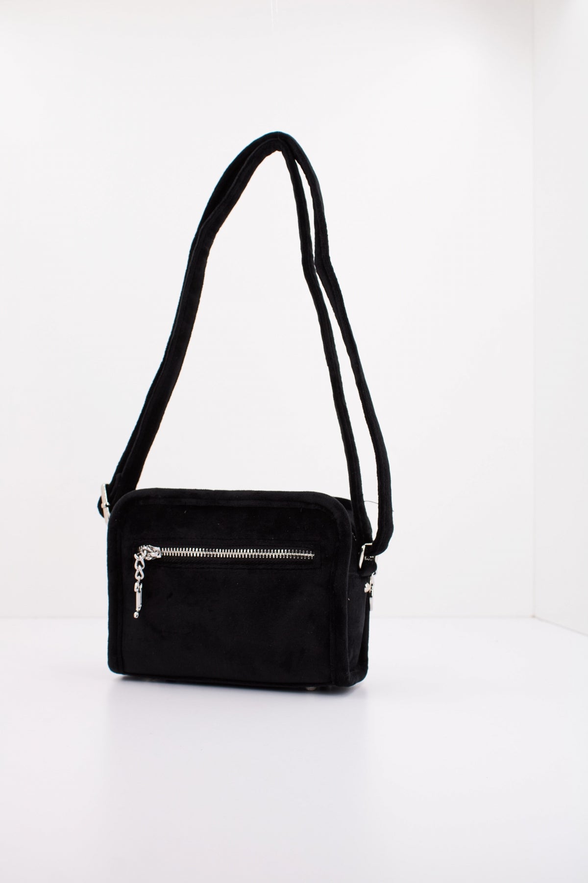 JUICY COUTURE  KIMBERLY CROSSBODY en color BLACK  (3)
