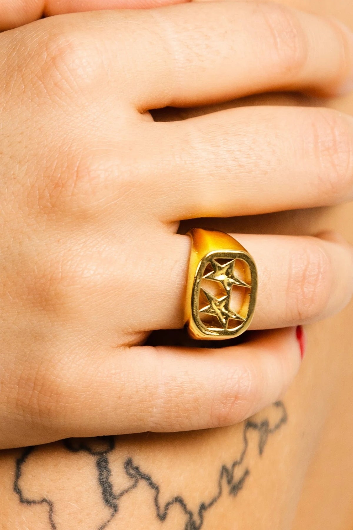 TWOJEYS FRAMED RING en color ORO  (3)