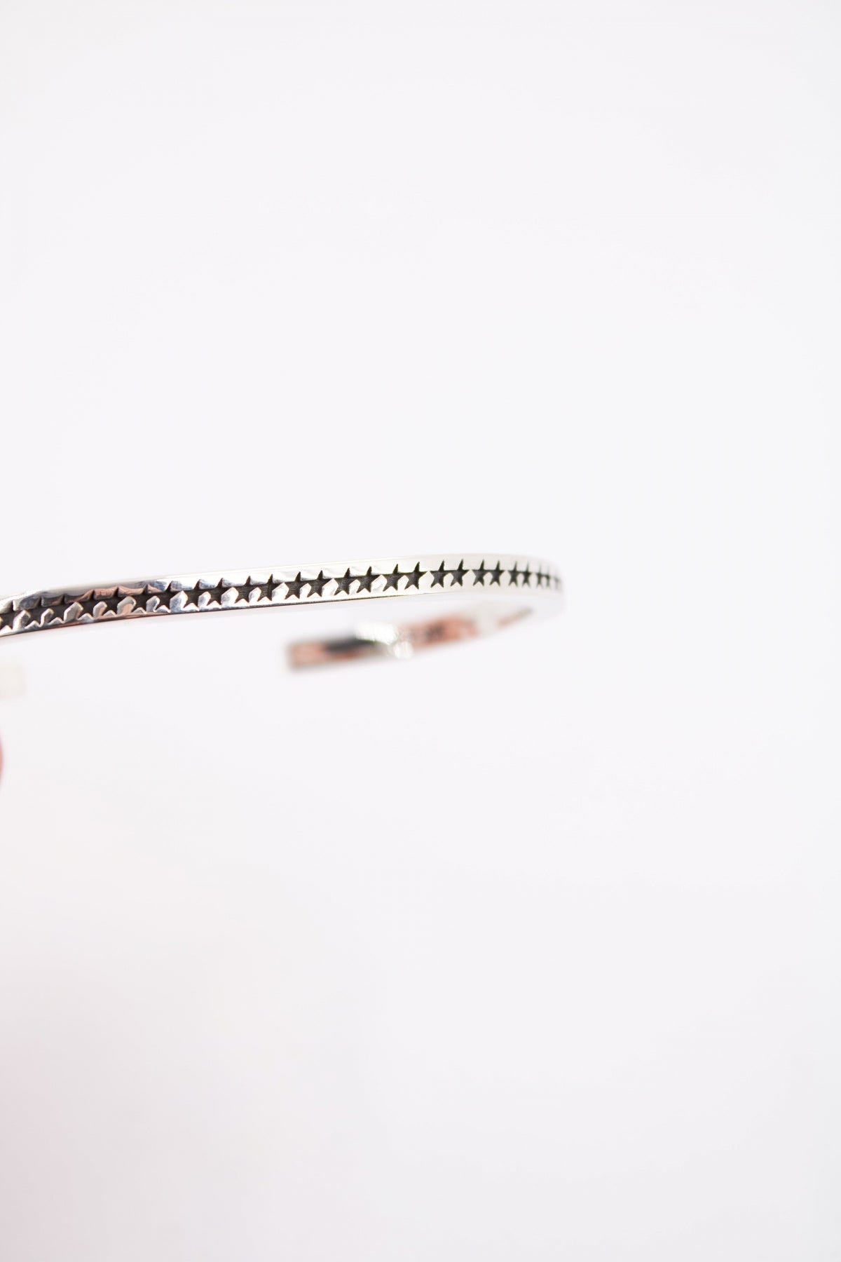 TWOJEYS  ICON MONOGRAM BANGL en color PLATA  (4)