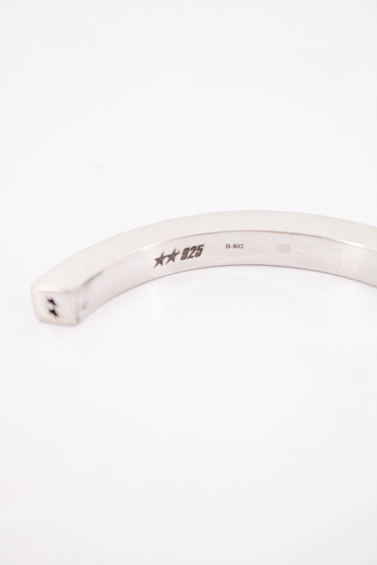 TWOJEYS  ICON MONOGRAM BANGL en color PLATA  (3)