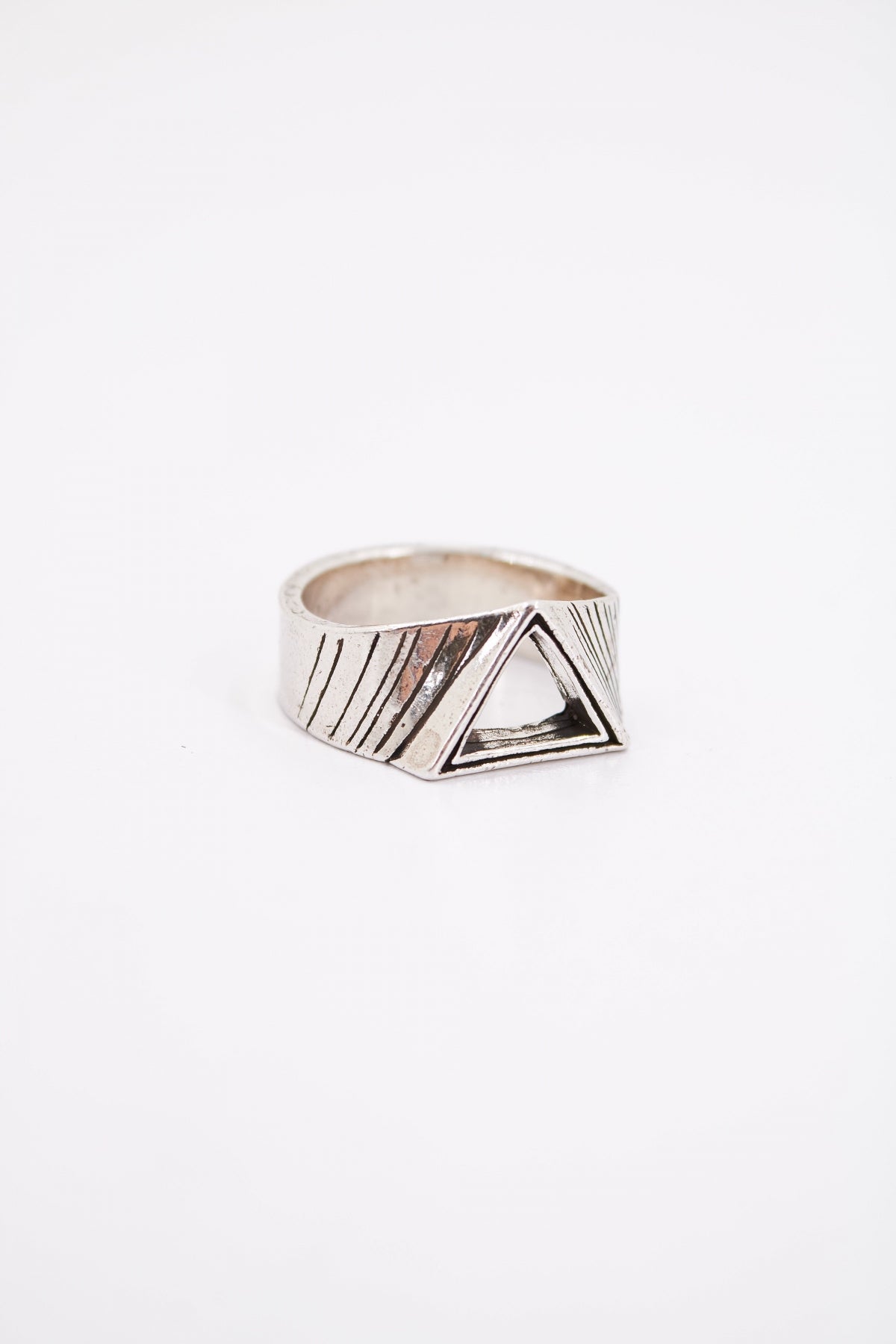 TWOJEYS TRIANGLE RING en color PLATA  (1)