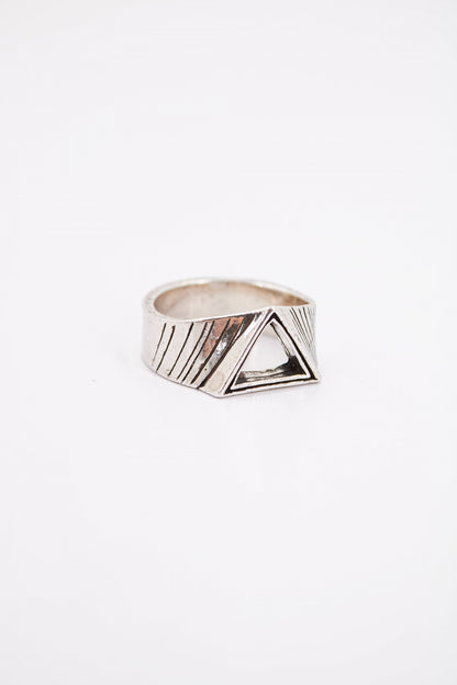 TWOJEYS TRIANGLE RING en color PLATA  (1)