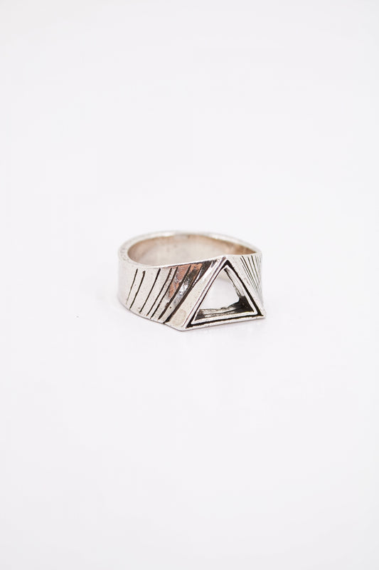 TWOJEYS TRIANGLE RING en color PLATA  (1)