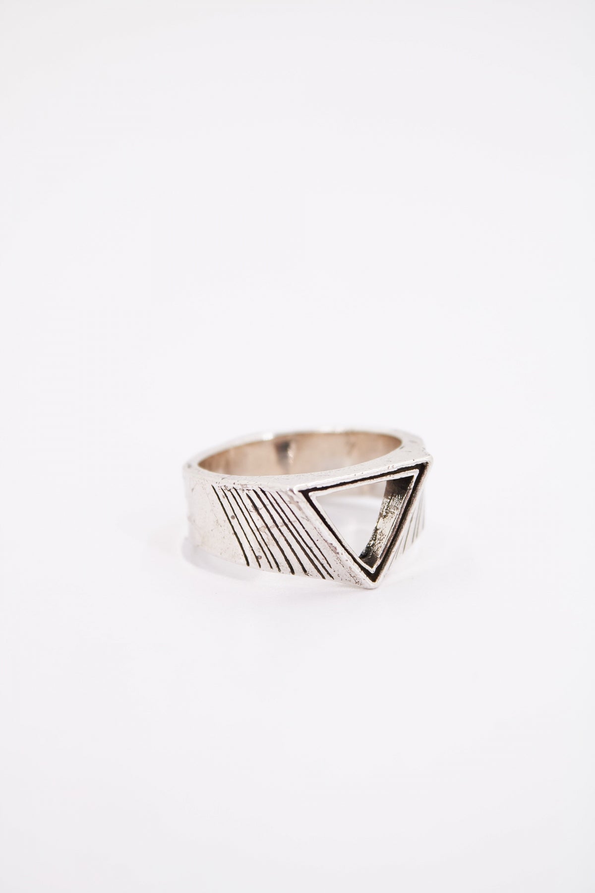 TWOJEYS TRIANGLE RING en color PLATA  (2)