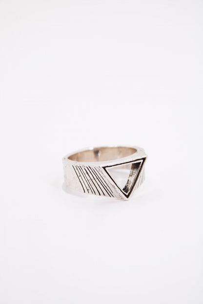 TWOJEYS TRIANGLE RING en color PLATA  (2)