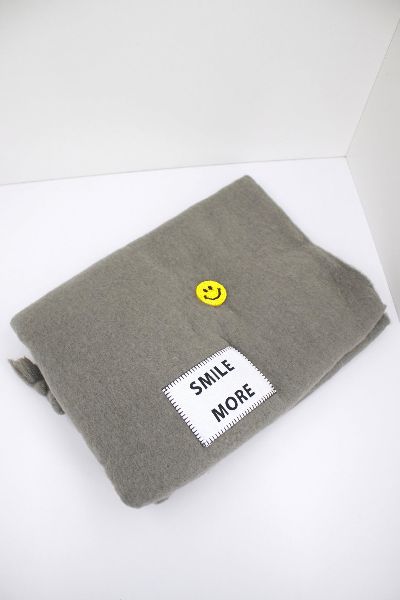 VERB TO DO SMILE MORE en color GREY  (2)