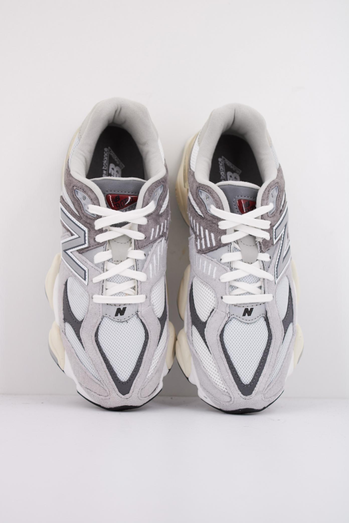 NEW BALANCE U  en color GRY  (3)