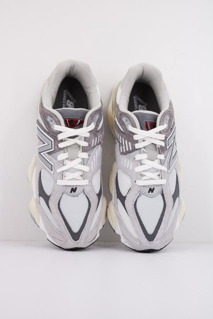 NEW BALANCE U  en color GRY  (3)