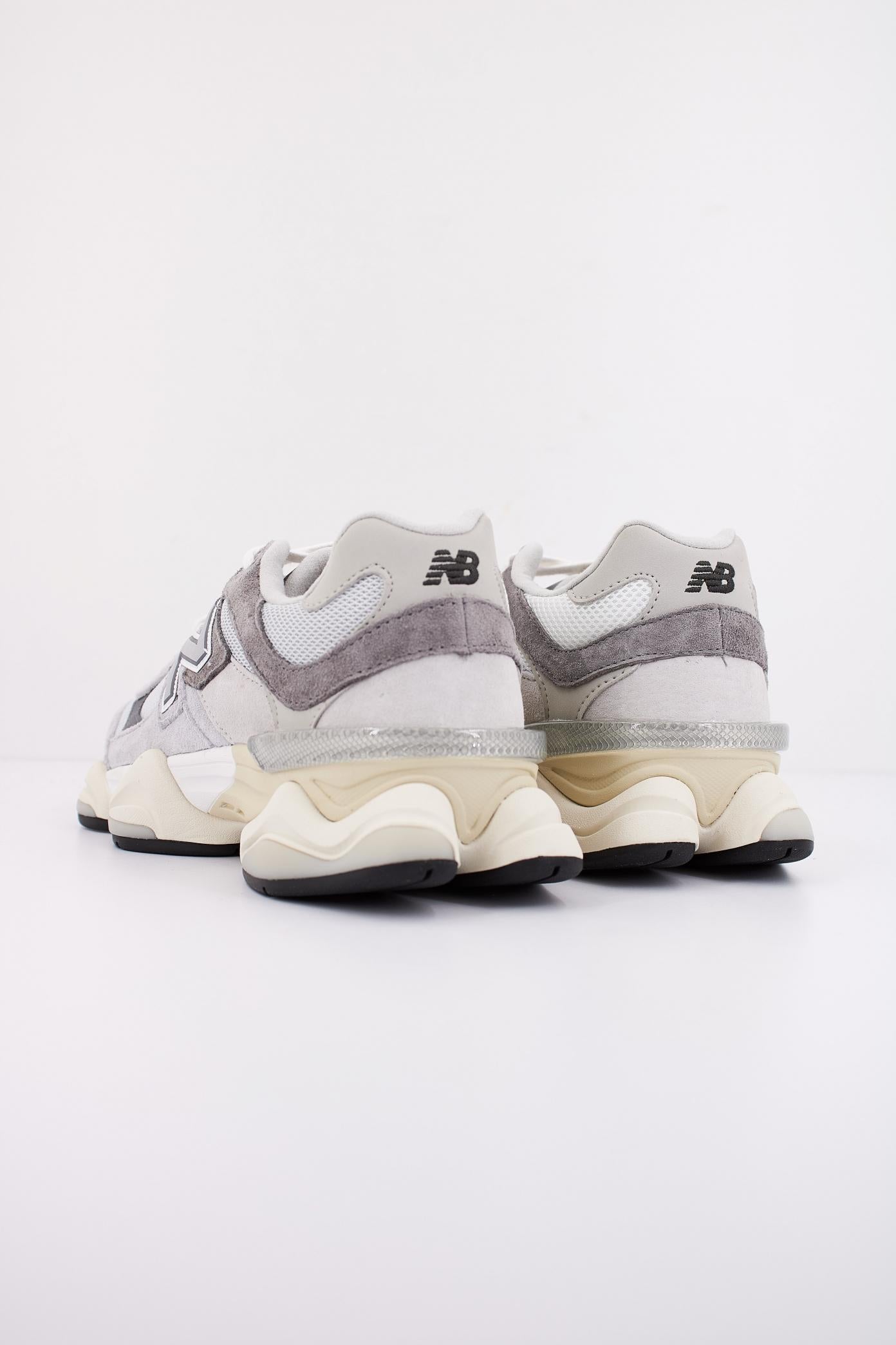 NEW BALANCE U  en color GRY  (4)