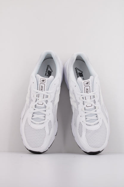 NEW BALANCE U en color WW  (3)