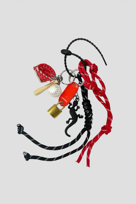 STICKY BESTIE BAGCHARM BCH en color BLKRED  (1)