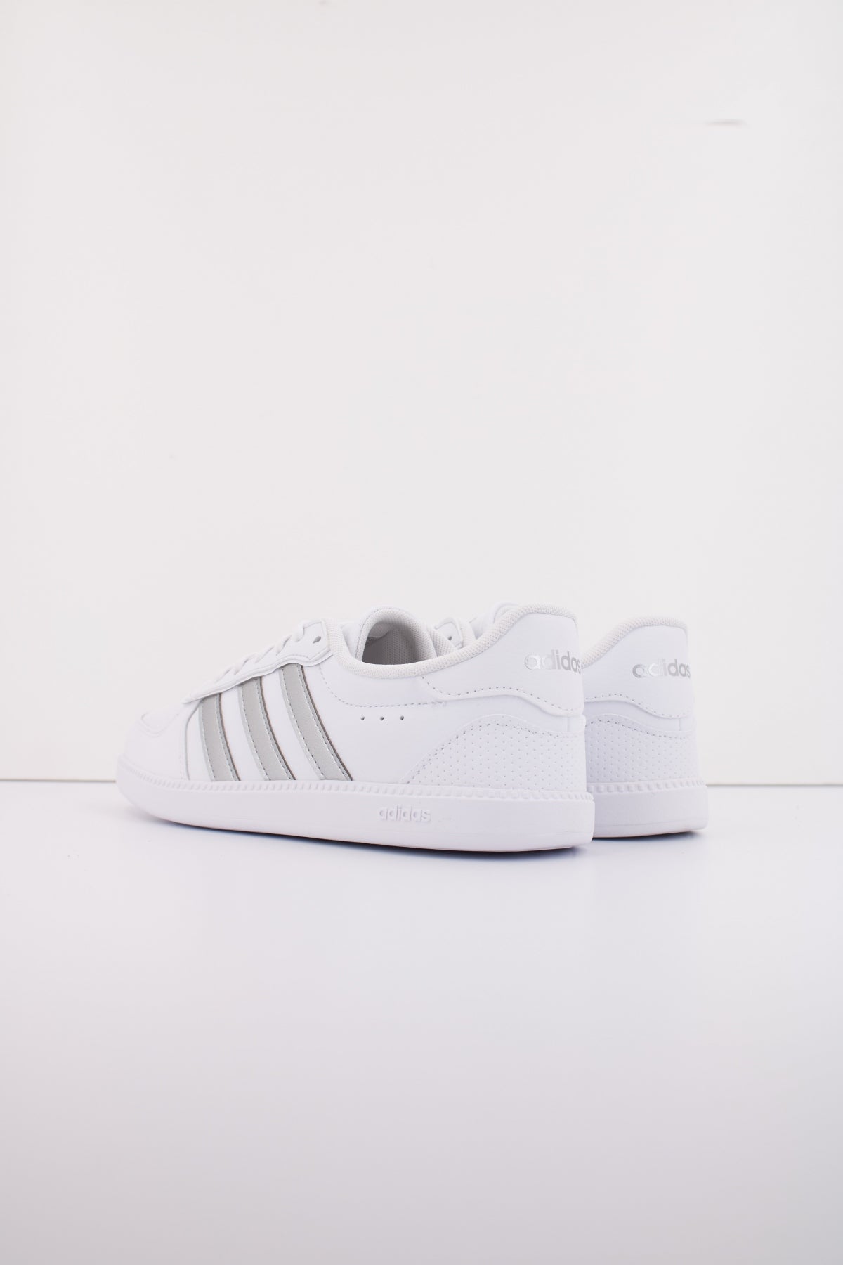 ADIDAS BREAKNET SLEEK en color WHITE  (4)