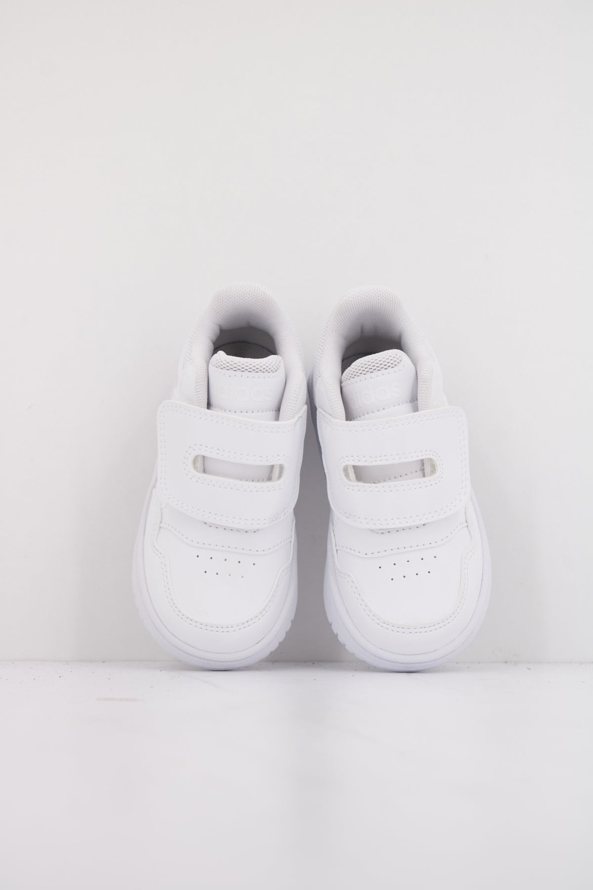 ADIDAS HOOPS . CF I en color WHITE  (3)