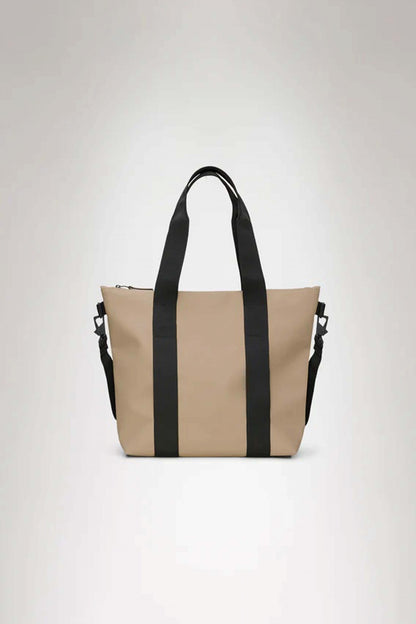 RAINS TOTE BAG MINI W en color BEIGE  (1)