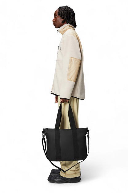 RAINS TOTE BAG MINI W en color BLACK  (2)