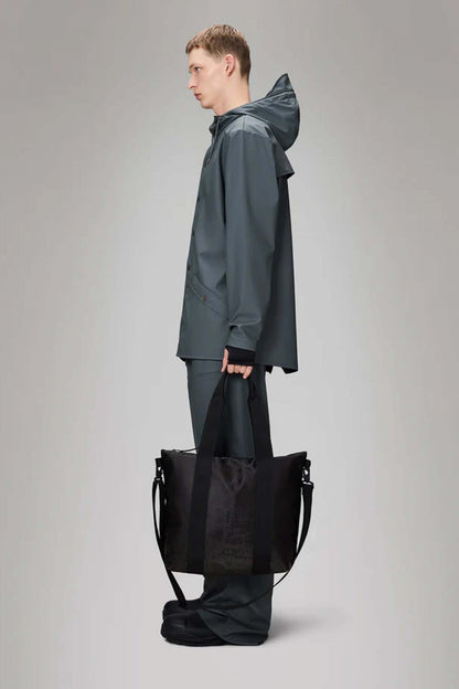 RAINS TOTE BAG MINI W en color COAL  (3)