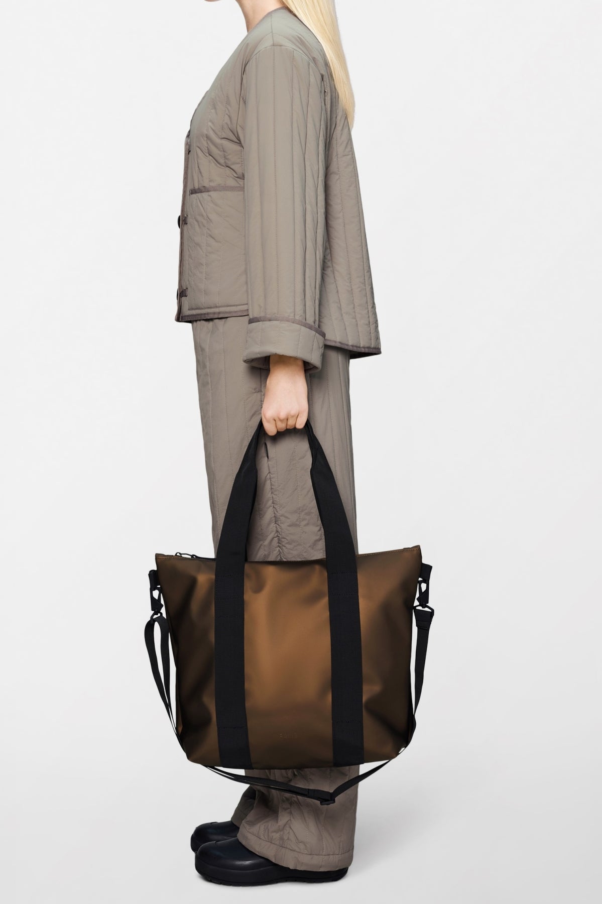 RAINS R TOTE BAG MINI en color COMET  (1)