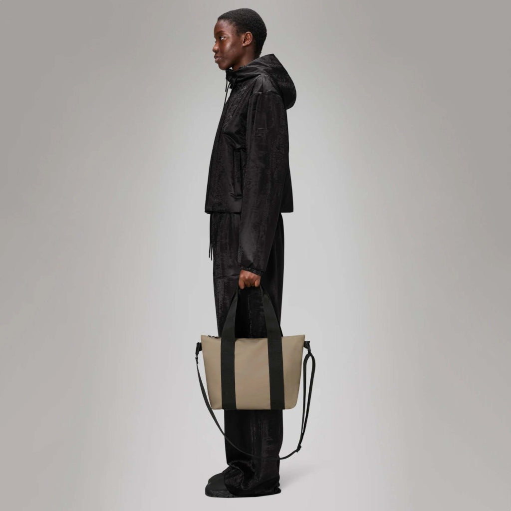 RAINS TOTE BAG MICRO en color BEIGE  (6)