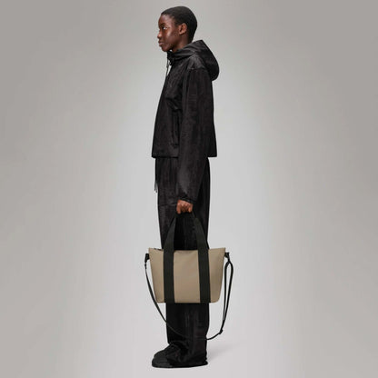 RAINS TOTE BAG MICRO en color BEIGE  (6)