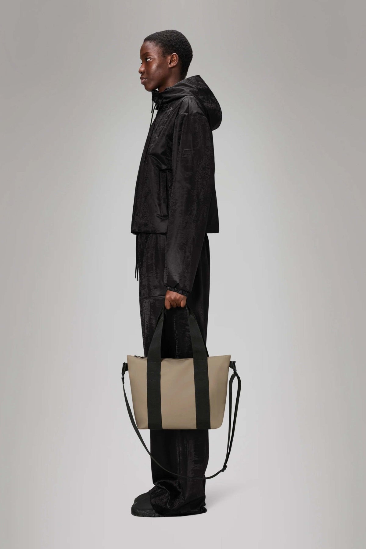 RAINS TOTE BAG MICRO en color BEIGE  (3)