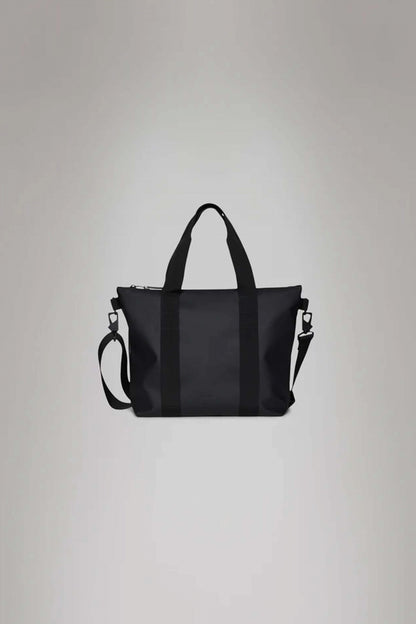 RAINS TOTE BAG MICRO en color BLACK  (1)