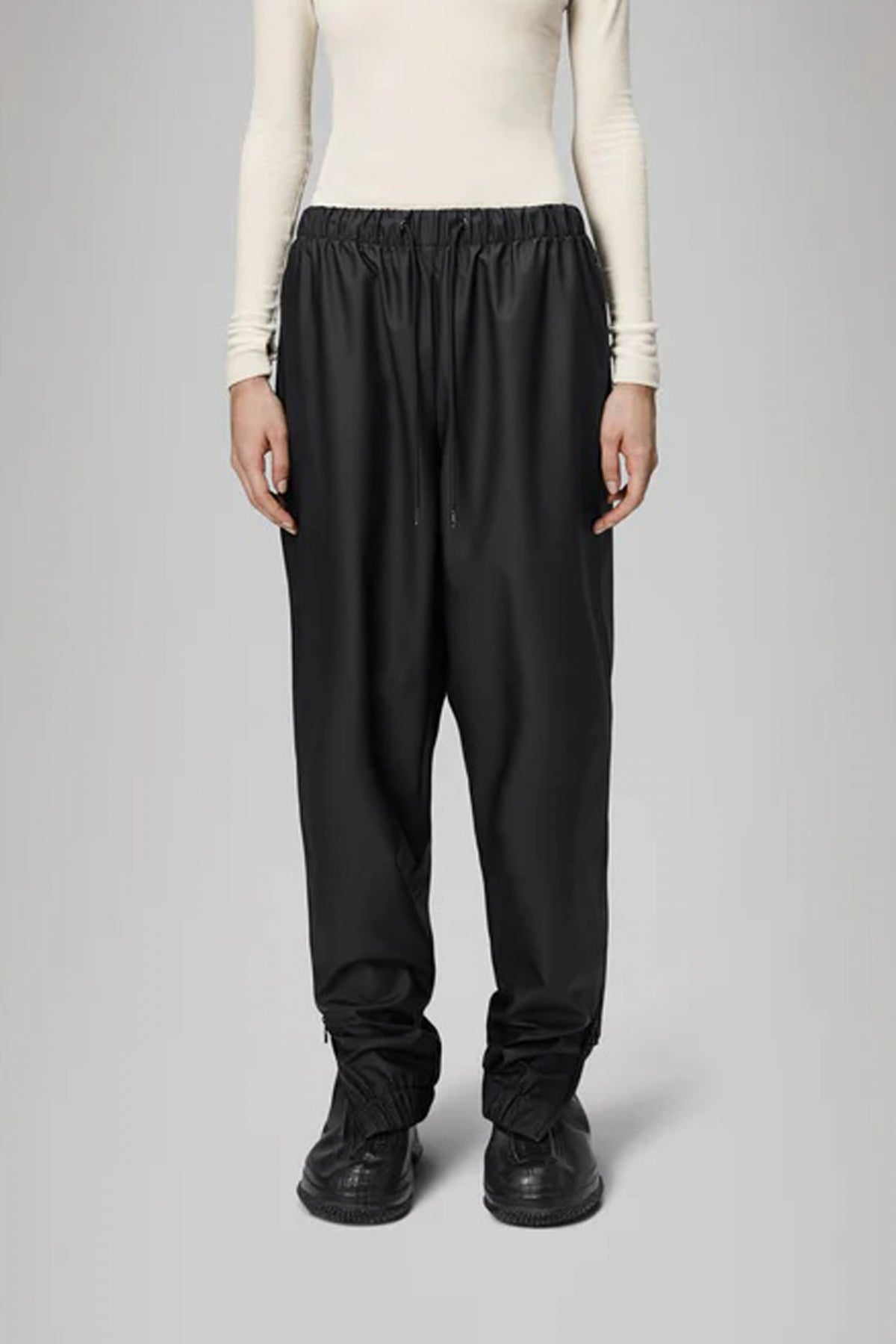 RAINS RAIN PANTS REGULAR W en color BLACK  (1)