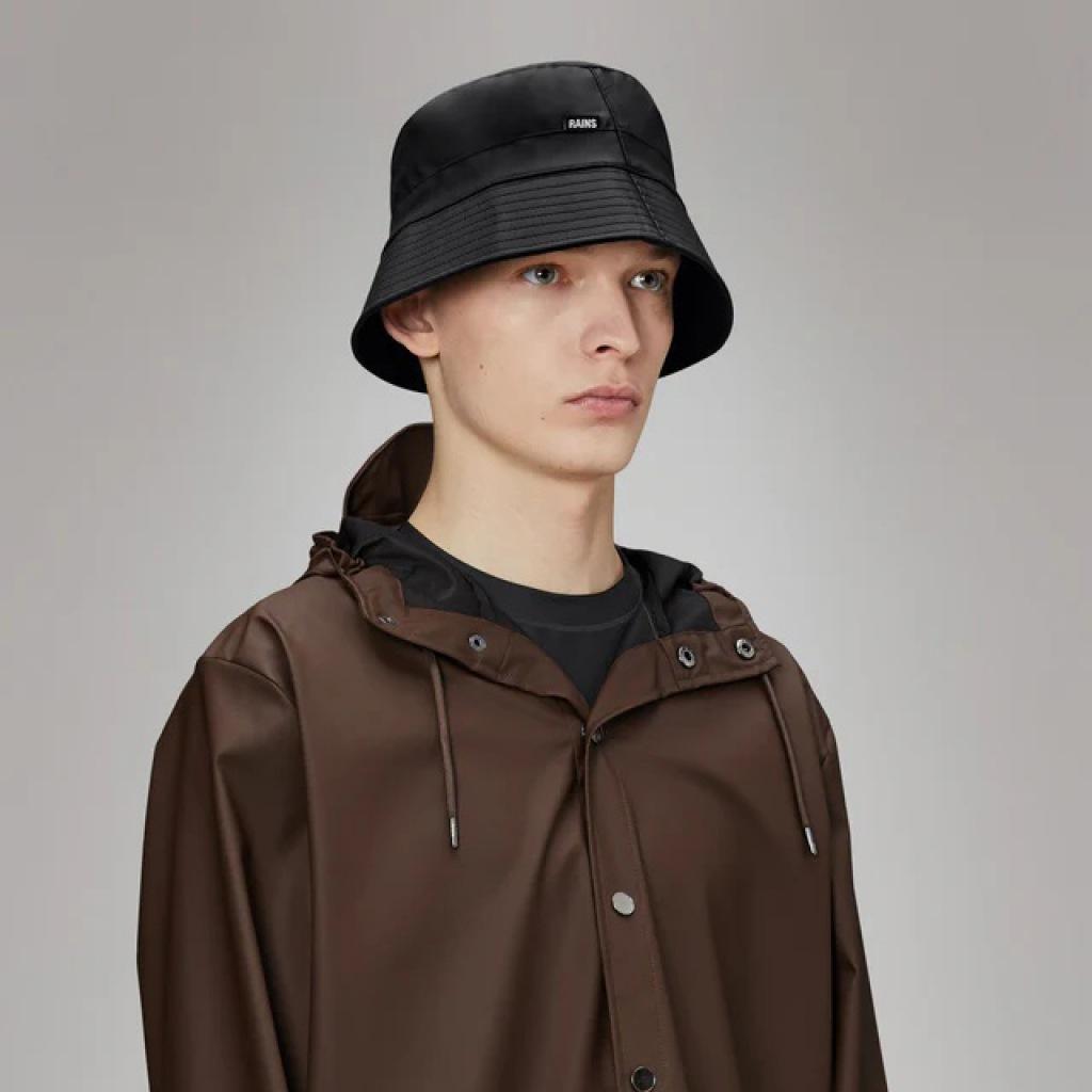 RAINS BUCKET HAT en color BLACK  (5)