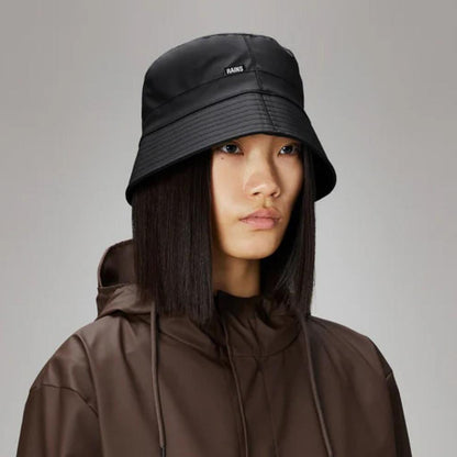 RAINS BUCKET HAT en color BLACK  (6)