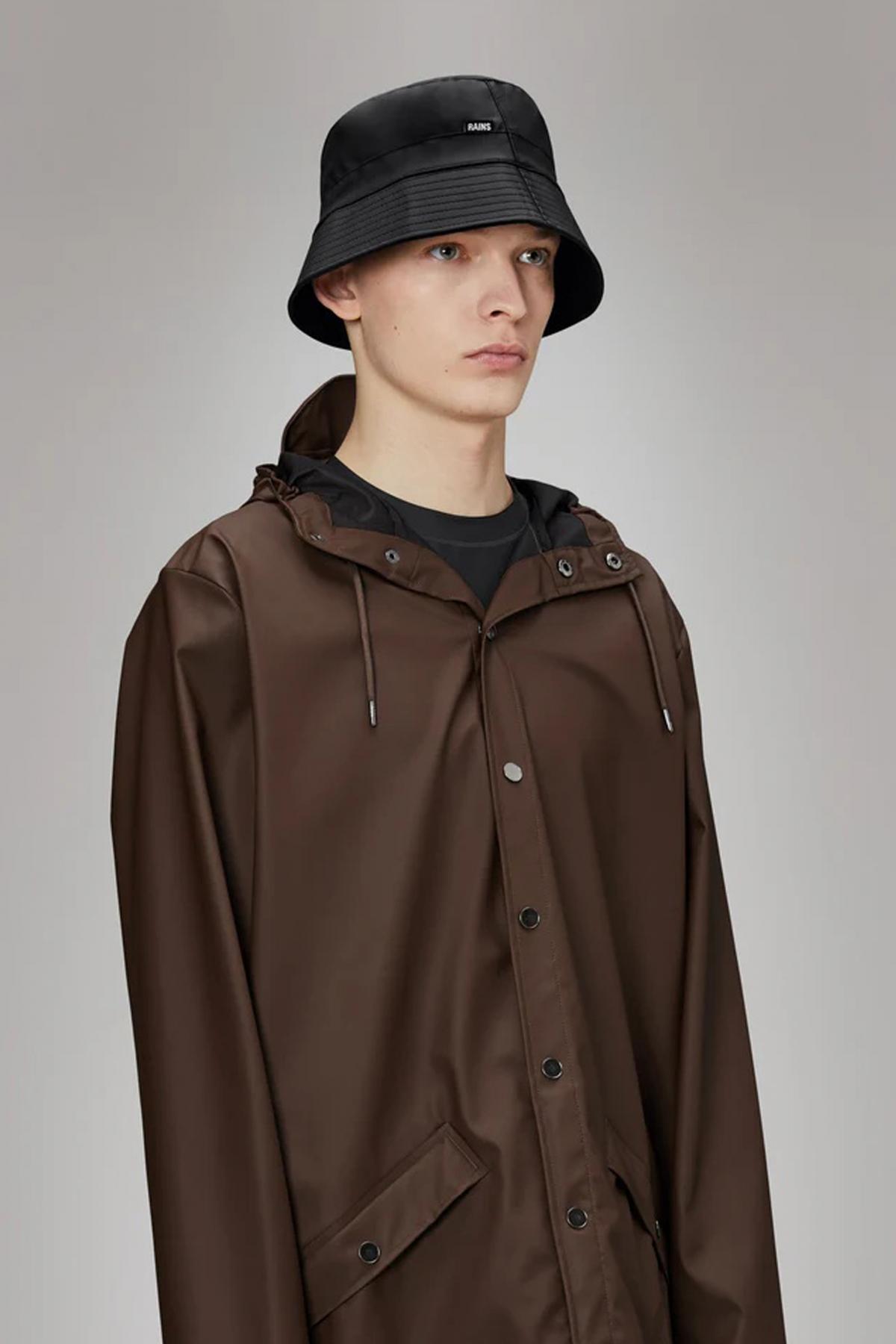 RAINS BUCKET HAT en color BLACK  (2)