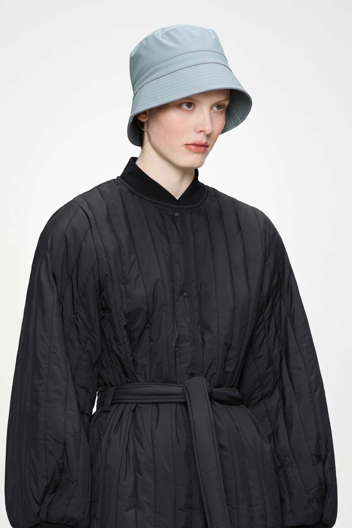 RAINS BUCKET HAT en color POOL  (1)