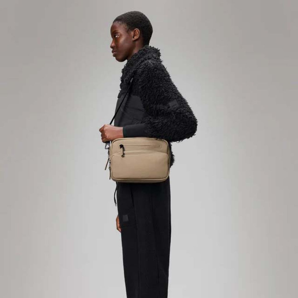 RAINS CARGO BOX BAG W en color BEIGE  (4)
