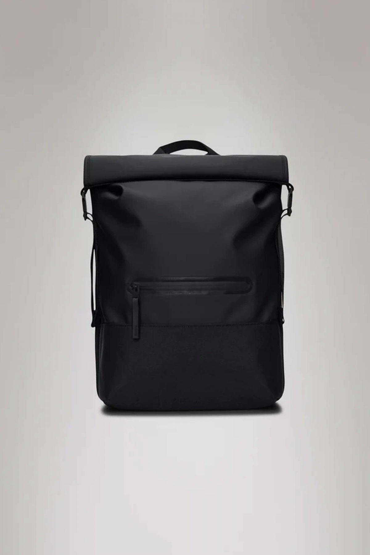 RAINS TRAIL ROLLTOP BACKPA en color BLACK  (1)