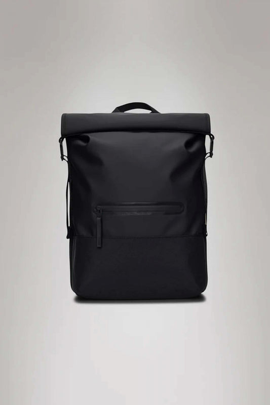 RAINS TRAIL ROLLTOP BACKPA en color BLACK  (1)