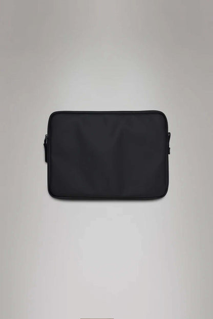 RAINS TRAIL LAPTOP CASE en color BLACK  (1)